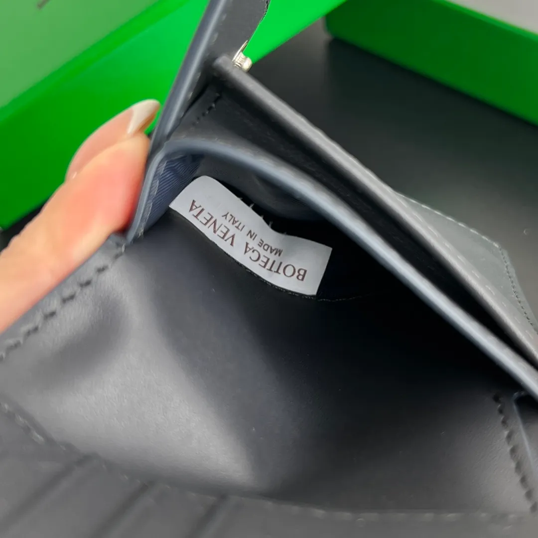 #Bv New Bi-fold Short Clip with Coin Pouch 805654👏 Finally a men’s wallet with a coin pouch! You can easily find change🤏 Made of original cowhide, it is soft and delicate and will make people want to touch it all the time. It is equipped with 4 card slots, 2 banknote compartments, 2 extra pockets, and 1 coin purse. It is very tasteful and low-key. It is very good in terms of texture and practicality. Highly recommended👍👍 Size: 11x9.5 p600